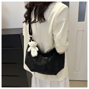 Bolso de hombro negro holgado con bonito abalorio de oso blanco para estilo diario.
