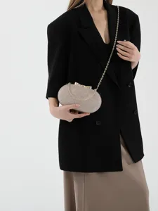 Κομψή γυναικεία τσάντα βραδινή clutch με λαμπερή γκλίτερ φινίρισμα και χρυσή αλυσίδα.