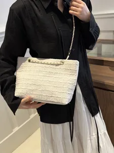 Stijlvolle witte tweed ketting schoudertas voor dames, elegante shopper tas met metalen riem.