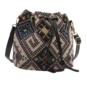 Borsa a secchiello in tessuto etnico con design a contrasto, coulisse nera e tracolla.