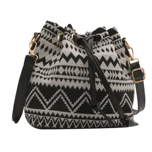 Borsa a secchiello intrecciata bicolore in stile etnico, borsa a tracolla alla moda.