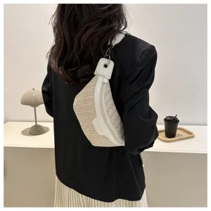 Vista dettagliata di una borsa petto in paglia con tracolla larga e rifiniture in PU bianco.