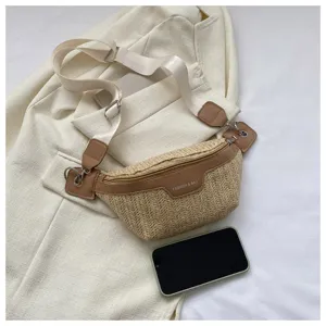 Marsupio intrecciato in paglia da donna, borsa da petto casual con tracolla larga.