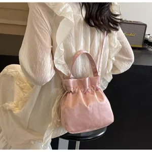 Dettaglio borsa secchiello coulisse in satin rosa, elegante design tracolla spalla stile.