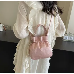 Borsa a secchiello in satin rosa, borsa casual con coulisse, elegante accessorio.