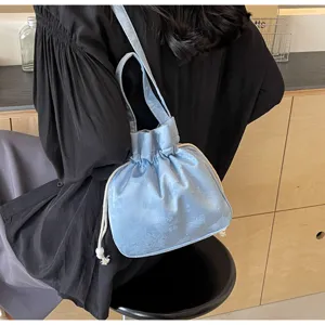 Borsa a secchiello in stile cinese azzurro con coulisse in tela ricamata dettaglio