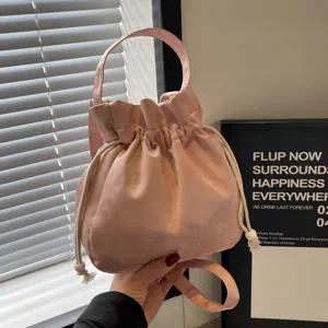 Borsa a secchiello rosa con coulisse e tracolla per uno stile quotidiano alla moda e chic.