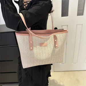 Grote strooien tote tas voor dames, stijlvolle schoudertas met roze lederen afwerking dagelijks.