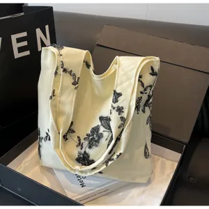 Beige Segeltuchtasche mit schwarzer Spitzen-Schmetterlingsstickerei, große Freizeittasche.