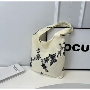 Detailansicht der schwarzen spitzenbestickten Schmetterlings-Tasche für Damen Freizeitstil.