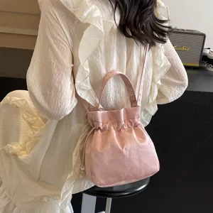 Elegante borsa a secchiello rosa con coulisse e manico per ogni tuo outfit quotidiano.