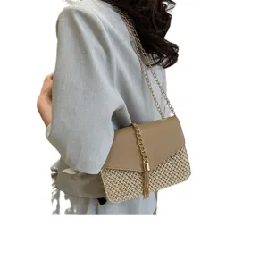 Summer straw woven shoulder bag for women, trendy chain crossbody handbag with tassel flap.