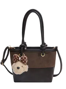 Retro braune Eimer Tasche für Damen, schicke Umhängetasche mit süßem Bären Anhänger.