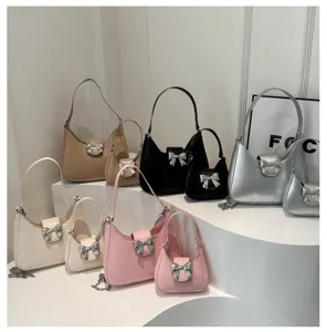 Dettaglio borsa a tracolla con fiocco dolce, elegante borsa sotto ascella e borsa.