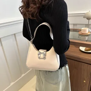 Borsa a tracolla minimalista con fiocco per donna, borsa trendy da spalla con catena e design chic.