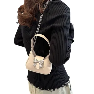 Elegante borsa a spalla bianca da donna con fiocco argentato e catena metallica.