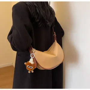 Detailansicht der stylischen Damen Hobo Beuteltasche mit süßem flauschigen Anhänger.