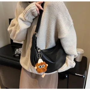 Schwarze Kunstleder Hobo Schultertasche lässige chic Knödel Tasche mit süßem Plüsch Anhänger.