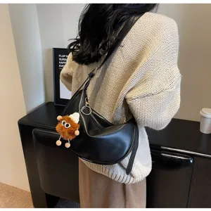 Modische schwarze Leder Hobo Umhängetasche für Damen, Retro Dumpling Tasche mit Plüschanhänger.