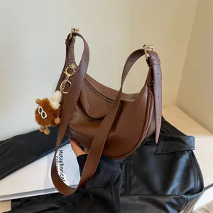 Braune PU Leder Hobo Umhaengetasche fur Damen, retro Stil Schultertasche mit schickem Anhaenger.