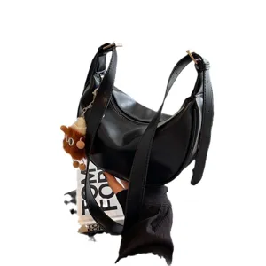 Schwarze Leder Hobo Schultertasche für Damen, modische Beuteltasche mit schönem Plüschanhänger.