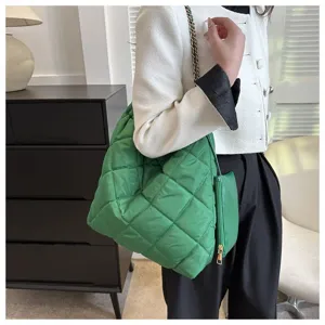 Nahaufnahme Detail der grünen gesteppten Puffer-Tasche mit Kette und weichem Material.