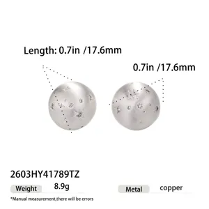 Vista dettagliata di orecchini minimalisti rotondi in zircone con indicazione delle misure.