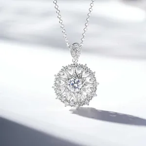 Vista dettagliata collana con ciondolo fiocco di neve in argento S925 zircone brillante chic