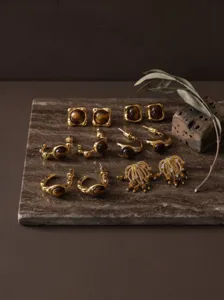Ensemble de boucles d'oreilles vintage en or œil de tigre, détails en pierre.