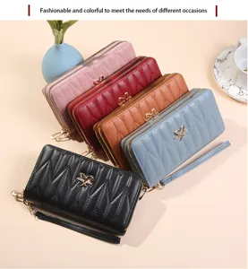 Vista dettagliata del elegante portafoglio lungo da donna trapuntato con doppie cerniere.