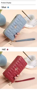 Portafoglio lungo da donna con doppia zip, motivo trapuntato e cinturino da polso elegante.