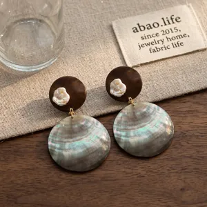 Eleganti orecchini pendenti artigianali in legno e madreperla abalone con vera perla naturale.