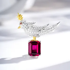 Primo piano dettagliato di spilla uccello di lusso con cristalli e pietra, gioiello elegante.