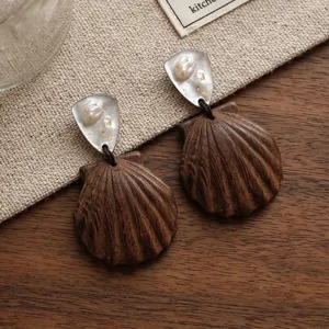 Orecchini con conchiglia in legno fatti a mano con perla, stile bohémien vintage dettaglio.