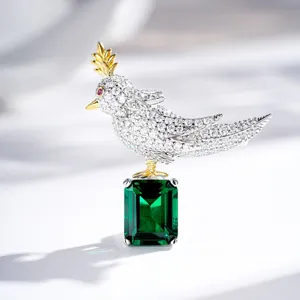 Spilla uccello in argento sterling S925 con cristalli scintillanti e gemma verde elegante.