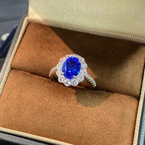 Nahaufnahme des S925 Silber Rings mit königblaurem Saphir und glänzendem Diamantkranz.