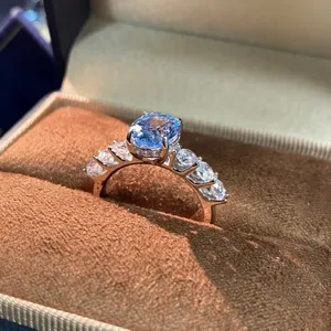 Meraviglioso anello in acquamarina sintetica con pietre brillanti in elegante argento.