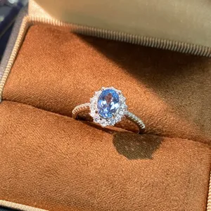 Dettaglio ravvicinato del bellissimo anello halo in argento con acquamarina ovale e pavé.