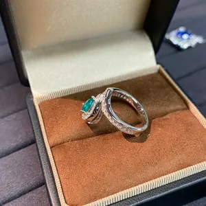 Nahaufnahme des S925 Silberrings mit kultiviertem Paraiba Edelstein im Tropfendesign.