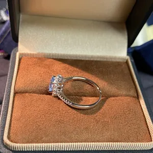 Elegante anello in argento con gemma blu chiaro e diamanti scintillanti nei dettagli.