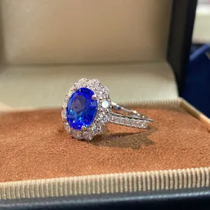 Eleganter S925 Silber Ring mit königsblauen Saphir und funkelnden Zirkoniasteinen für Damen.