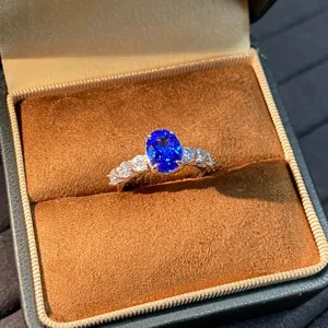 Stupendo anello in argento 925 con uno spinello di cobalto e luminose pietre preziose.