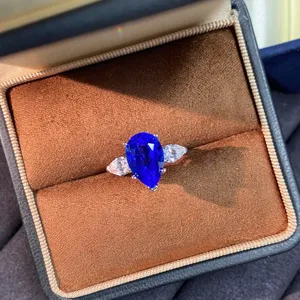 Primo piano dettagliato di un elegante anello in spinello di cobalto blu con pietre.
