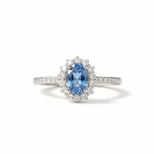 Anello in argento sterling con acquamarina ovale e zirconi scintillanti da donna.