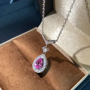 Collar colgante pera plata S925 zafiro rosa laboratorio detalle primer plano con piedras.