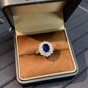 Primo piano dettagliato di un anello con zaffiro blu reale in un lusso astuccio per gioielli nero.