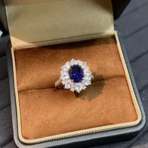 Squisito anello zaffiro blu reale con alone di cristalli brillanti in argento sterling.