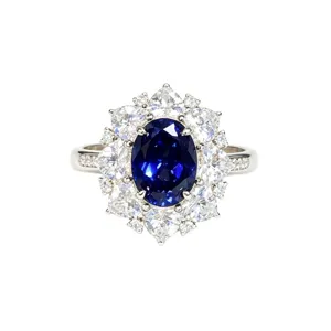 Elegante anello zaffiro blu reale con alone di zirconia brillante in argento sterling.