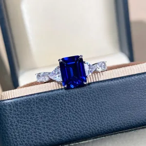 Dettaglio ravvicinato dell'anello in argento con zaffiro sintetico da 3ct nel cofanetto.
