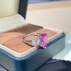 Roze saffier drie-stenen ring detail, sterling zilveren sieraden close-up weergave